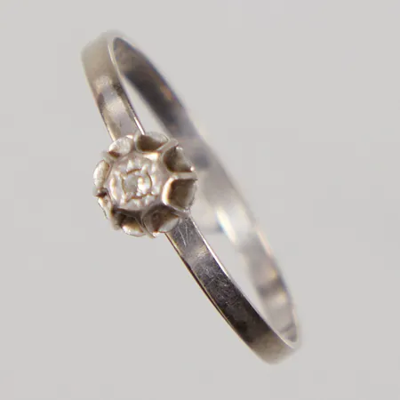 Ring stl 19¼, bredd 1,6-5mm, åttkantslipad diamant ca 0,01ct, GFAB, vitguld, 18K Vikt: 1,1 g