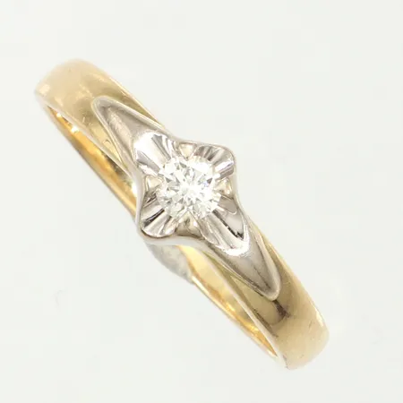 Ring, diamant ca 0,16ct, stl 17½, bredd 6,3mm, 14K Vikt: 2,6 g