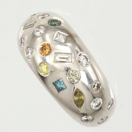 Ring diamanter ca 19x ca 0,03-0,05ct, totalt ca 0,92ct, olika slippningar, enstaka färgbehandlade, stl 18½, bredd 10,5mm, vitguld, Atelje Guld-Bros AB år 2002, 18K Vikt: 17,6 g