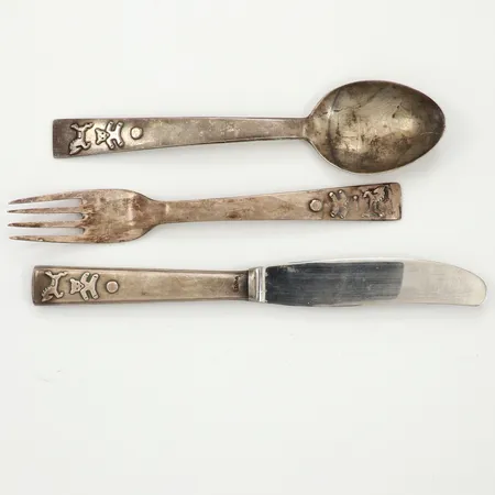 Gaffel 14,5cm, Sked 14,5cm, Kniv 17cm blad i rostfritt stål, gravyr, silver bruttovikt: 111,1g Vikt: 111,1 g