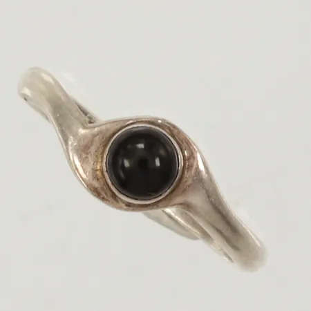 Ring svart sten, stl 18¾,  bredd 7,5mm, 925/1000 silver  Vikt: 2,8 g