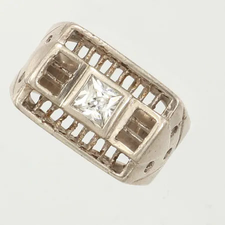 Ring vit sten, stl 17½, bredd 13,4mm, 925/1000 silver  Vikt: 10,1 g