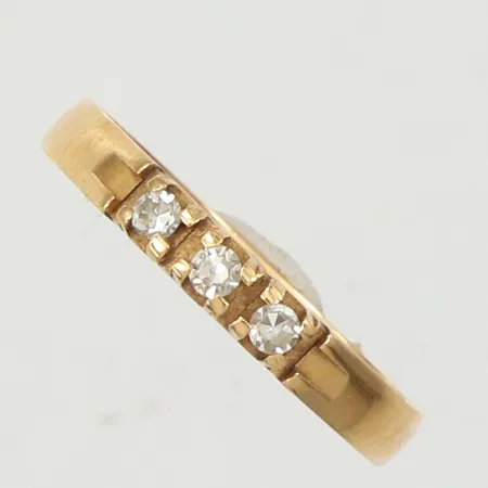 Ring med diamanter ca 3 x 0,02ct, stl 15, bredd ca 2-3mm, repig, gravyr, 18K Vikt: 1,4 g