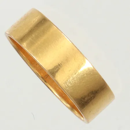 Ring, slät, stl18¼, bredd 6,2mm, gravyr, 18K  Vikt: 5,2 g