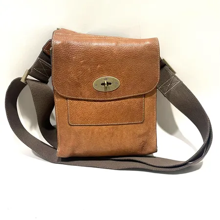 Väska Mulberry, modell Antony, mått ca 6x20x28cm, crossbody, brunläder, justerbar axelrem, detaljer i mässing, fläckar, slitage, inga tillbehör.