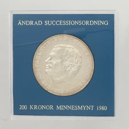 Minnesmynt Ø36mm, Sveriges Konung Carl XVI Gustaf - För Sverige i tiden, ändrad successionsordning, år 1980, nominellt värde 200kr, plastetui, silver  Vikt: 27 g