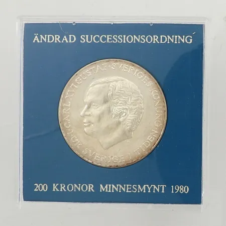 Minnesmynt Ø36mm, Sveriges Konung Carl XVI Gustaf - För Sverige i tiden, ändrad successionsordning, år 1980, nominellt värde 200kr, plastetui, silver  Vikt: 27,2 g