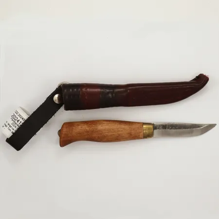 Samekniv, längd ca 19cm, dekorerad slida i läder, skaft av trä, bladets längd: 7cm, blad signerat, N, slida signerad W,  