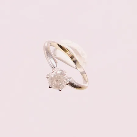 Ring, diamant ca 1,05ct enligt gravyr, Piqué, Ø16¾, bredd:8mm, glasfylld/sprickor/nagg, 14K 2,4g.