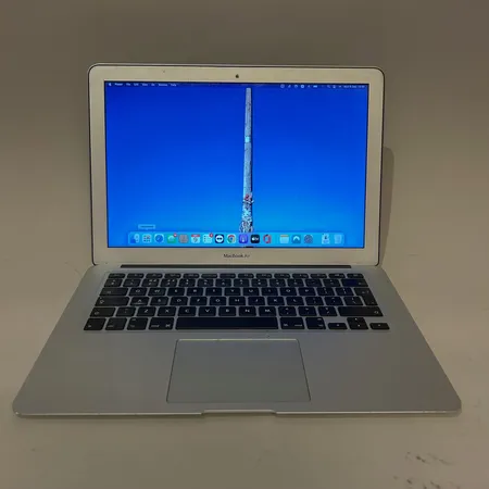 Laptop Apple MacBook Air, A1466, serienr:GCCX549RJ1WK, från 2018, laddare, kantstött. Vikt: 0 g Skickas med postpaket.