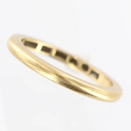 Ring, slät, stl 18½, bredd 2mm, gravyr, 18K Vikt: 4,3 g