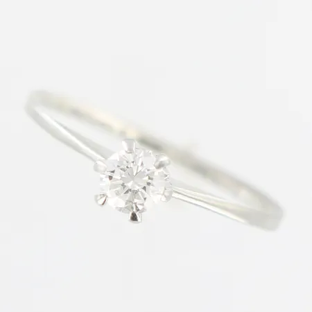 Ring, diamant ca 0,23ct, stl 17, bredd 1-5mm, vitguld, 18K  Vikt: 1 g