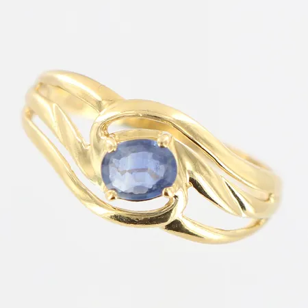 Ring, stl 16¾, bredd 2-9mm, troligtvis syntetisk safir, GFAB, 18K Vikt: 2,1 g