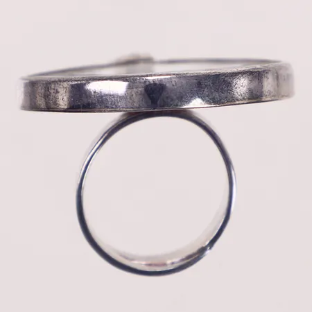 Ring med vit porslinsbit, Ø32,4mm, Swedish Grace, Rörstrand, stämplad Sägen, reglerbar storlek, 925/1000 oxiderat silver, originalask Sägen Sweden. Bruttovikt 13,5g Vikt: 13,5 g