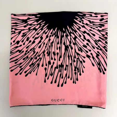 Scarf, Gucci, ca 88x88 cm, stiliserad blomma i svart på rosa botten,100% siden