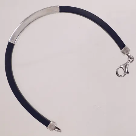 Armband med mönstrad bricka, gummi, längd 18,5cm, bredd 5mm, repor 925/1000 silver Vikt: 8,6 g