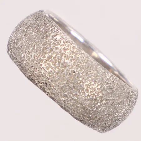 Ring, mönstrad, stl 17½, bredd 9mm, 925/1000 silver Vikt: 9,9 g