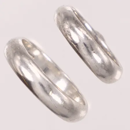 2 ringar, släta, stl 19¾ och 17, bredd ca 4,8mm, GHA, 925/1000 silver Vikt: 10 g