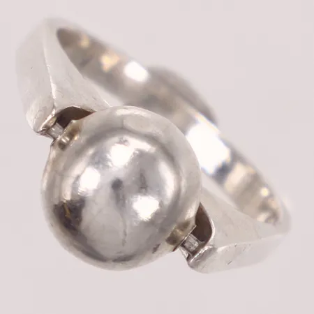 Ring med kula, stl 17½, bredd 9,8mm, repor, bucklor, 925/1000 silver Vikt: 5,4 g