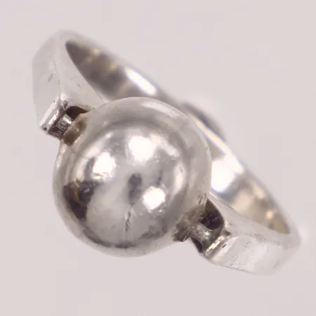 Ring med kula, stl 17½, bredd 9,8mm, höjd 12,6mm, repor, bucklor, 925/1000 silver Vikt: 5,1 g