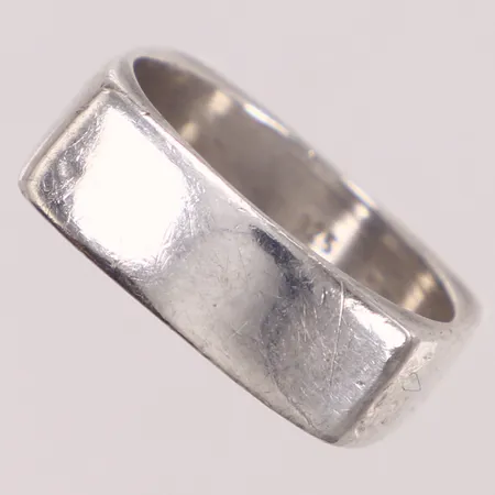 Ring, fyrkantig, stl 17, bredd 6,4mm, repor, 925/1000 silver Vikt: 6,1 g