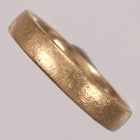 Ring, stl 17½, bredd 4mm, kraftigt slitage, skev, 18K  Vikt: 4,4 g