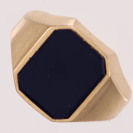 Klackring med onyx, stl 15¾, bredd 4,5-12,7mm, svensk importstämpel, 18K  Vikt: 4 g