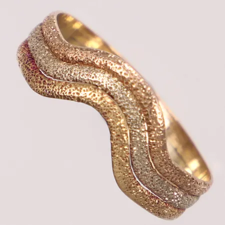 Ring med borstad dekor, stl 16½, bredd ca 4mm, trefärgad, 18K  Vikt: 1,4 g