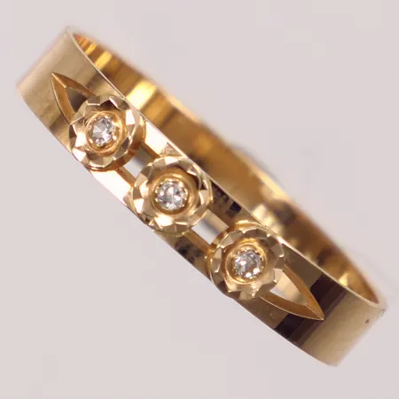 Ring med diamanter 3xca0,01ct 8/8 slipning, stl 17½, bredd 3,4mm, Guldfynd, 18K  Vikt: 1,4 g