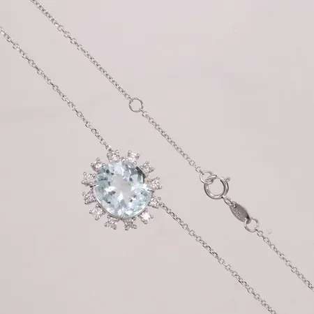 Collier med oval akvamarin 4,41ct enligt gravyr samt diamanter 12xca0,03ct, ställbar längd 39,5cm & 41,5cm, bredd 1mm, hängets mått 15,8x15,1mm, vitguld, 18K  Vikt: 4,1 g