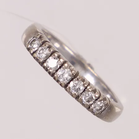 Halvalliansring med diamanter 7xca0,03ct, stl 15¼, bredd 2,7-3,2mm, i behov av omrodiering, vitguld, 18K  Vikt: 3,6 g