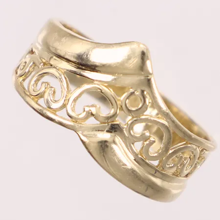 Ring med genombruten dekor, stl 18¼, bredd 4,6-10,8mm, 14K  Vikt: 3,6 g