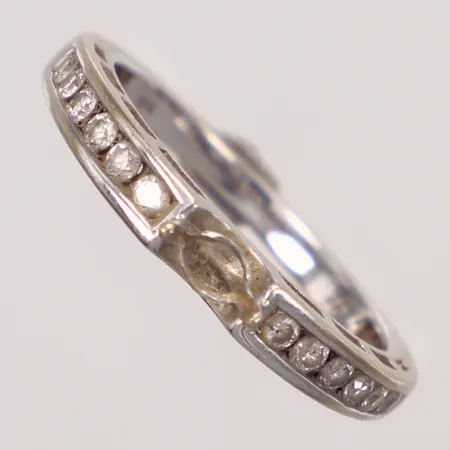 Ring med diamanter 12xca0,02ct, stl 16¾, bredd 2-3,1mm, vitguld, saknar mittsten, repor, 18K  Vikt: 2,9 g