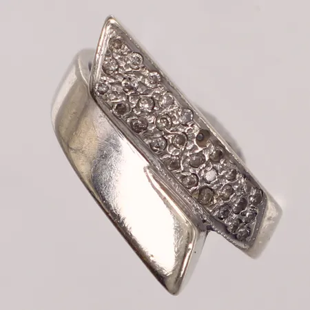 Ring med diamanter ca 29xca0,01ct, stl 16½, bredd 4-10,2mm, en diamant saknas, i behov av omrodiering, vitguld, 18K  Vikt: 8,4 g