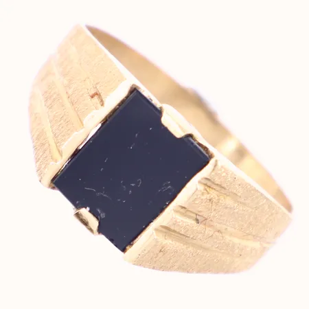 Ring med onyx, stl 21, bredd 2,9-10,6mm, slitage, ostämplad, 18K  Vikt: 4,4 g