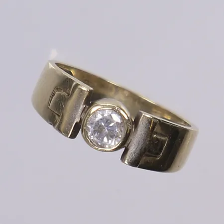 Ring med vit sten, stl 17¾, bredd 3-6mm, 14K Vikt: 3,6 g