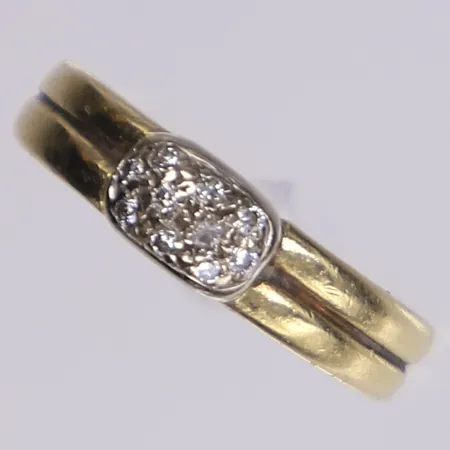 Ring med diamanter totalt ca 0,05ctv, stl 17, bredd 3-5mm, 18K Vikt: 3,6 g