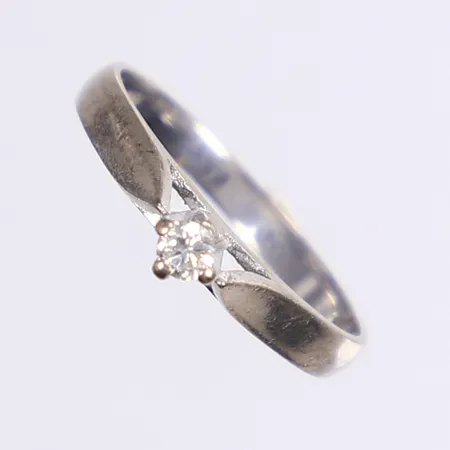 Ring med diamant 1 x 0,09ct enl. gravyr, stl 16¾, bredd 2-3mm, vitguld 18K Vikt: 2,1 g