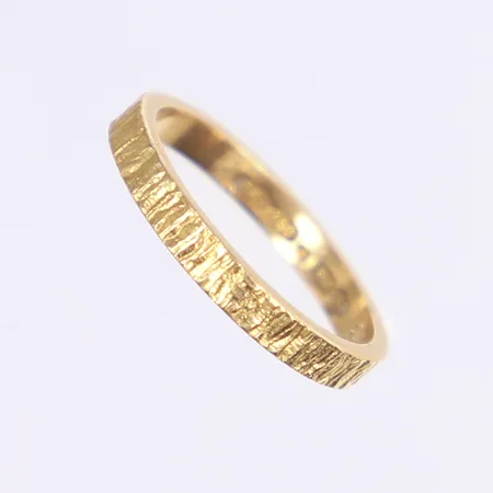 Ring, hamrad dekor, stl 16¼, bredd 2,5mm, gravyr, 18K Vikt: 2,4 g