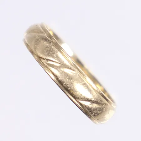 Ring, mönstrad, stl 18¾, bredd 5mm, gravyr, 14K Vikt: 4,6 g