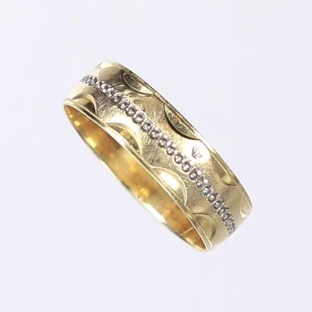 Ring mönstrad, stl 18½, bredd 6mm, slitage, 18K Vikt: 3,5 g