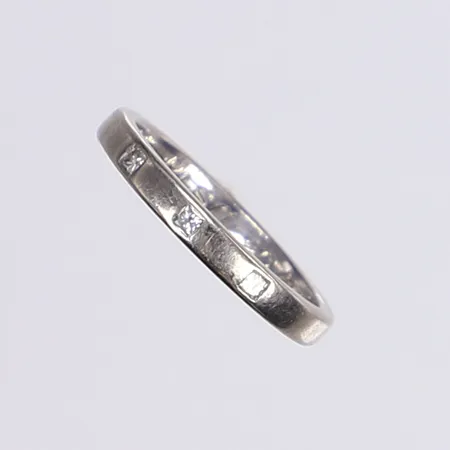 Ring med prinsesslipade diamanter 3x ca 0,02ct, stl 16, bredd 2,5mm, tillv. Schalins, gravyr, repig, vitguld 18K Vikt: 3 g