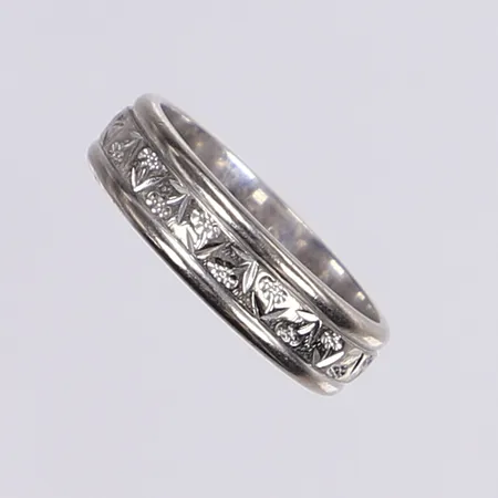 Ring, mönstrad, stl 18, bredd 5,5mm, gravyr, vitguld 18K Vikt: 6,5 g