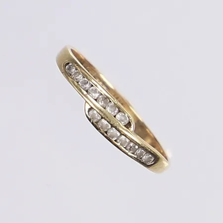 Ring med vita stenar, stl 19¼, bredd 2-4mm, slitage, 18K Vikt: 1,9 g