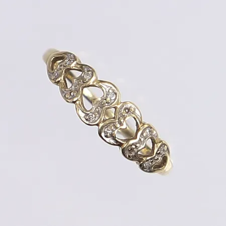 Ring med vita stenar, stl 19¾ bredd 1-6mm, slitage, 18K Vikt: 2,4 g