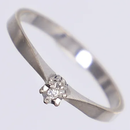 Ring med diamant 1x ca 0,02ct, stl 18½, bredd 2-4mm, smärre slitage, vitguld 18K Vikt: 2,1 g