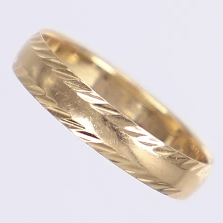 Ring, stl 15¾, bredd 4mm, gravyr, 18K 1,5g Vikt: 1,5 g