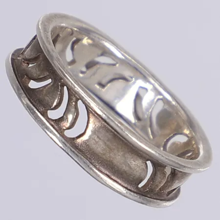 Ring, genombruten dekor, stl 18, bredd 6mm, silver 925/1000 Vikt: 3,2 g