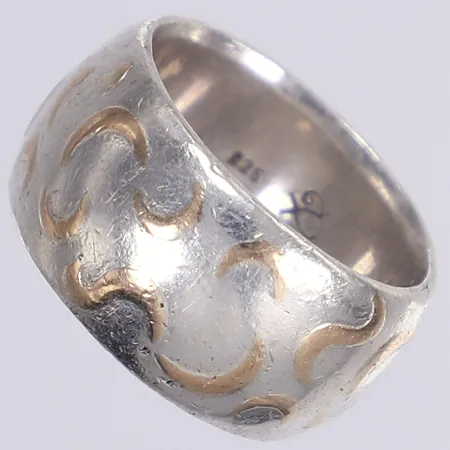 Ring, förgyllda detaljer, stl 19¾, bredd 12mm, silver 925/1000 Vikt: 17,3 g