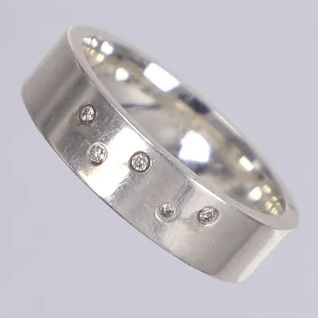 Ring med vita stenar, stl 19¾, bredd 6mm, silver 925/1000 Vikt: 6,9 g